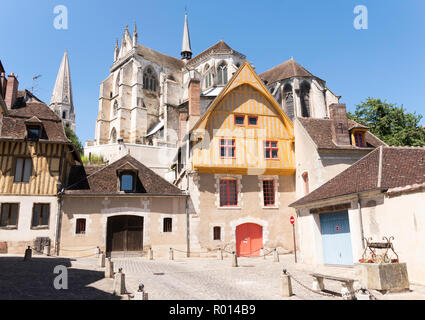 Place du coche d'eau avec l'abbaye de Saint-Germain d'Auxerre dans l'arrière-plan, Auxerre, Bourgogne, France, Europe Banque D'Images