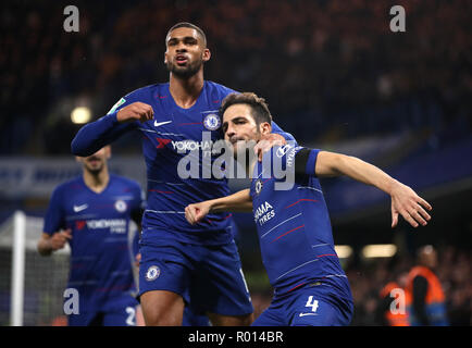 Cesc Fabregas de Chelsea (à droite) célèbre marquant son troisième but du côté du jeu au cours de la quatrième série, coupe du buffle match à Stamford Bridge, Londres. Banque D'Images