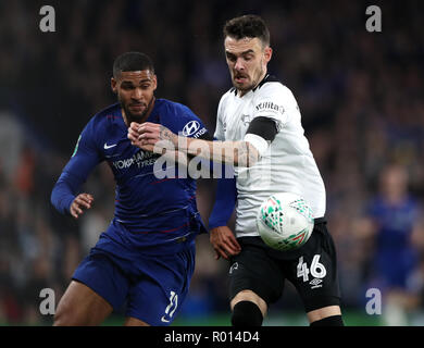 Chelsea Ruben Loftus-Cheek (à gauche) et Derby County's Scott Malone bataille pour la balle durant le quatrième tour, la Coupe du buffle match à Stamford Bridge, Londres. Banque D'Images