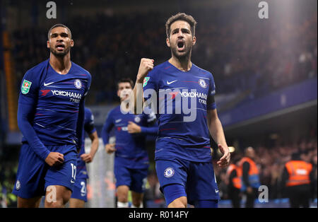 Cesc Fabregas de Chelsea (à droite) célèbre marquant son troisième but du côté du jeu au cours de la quatrième série, coupe du buffle match à Stamford Bridge, Londres. Banque D'Images