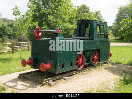 Ancienne petite locomotive électrique utilisés pour tirer les péniches en France le long de la Moselle canalisée, Villey-Saint-Étienne, Meurthe-et-Moselle, France Banque D'Images