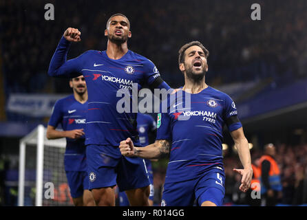 Cesc Fabregas de Chelsea (à droite) célèbre marquant son troisième but du côté du jeu au cours de la quatrième série, coupe du buffle match à Stamford Bridge, Londres. Banque D'Images