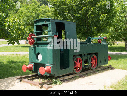 Ancienne petite locomotive électrique utilisés pour tirer les péniches en France le long de la Moselle canalisée, Villey-Saint-Étienne, Meurthe-et-Moselle, France Banque D'Images