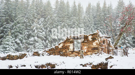 Old abandoned démoli maison couverte de neige en hiver Banque D'Images