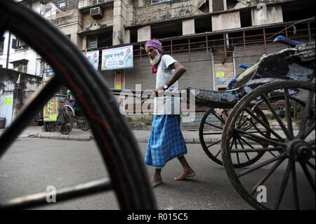 Kolkata, Inde, Asie, un rikshaler dans les rues de Kolkata Banque D'Images