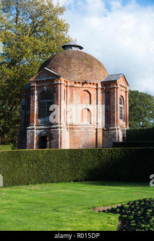 Un pavillon dans le jardin de l'Vyne Tudor ; demeure seigneuriale. Le Vyne est un 16ème siècle de la maison nr nr St John Sherborne Basingstoke UK Banque D'Images