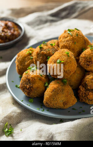 Maison Bitterballen néerlandais Frits avec la moutarde épicée Banque D'Images