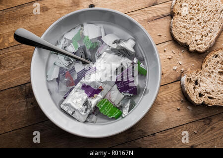 Un bol de soupe composée de déchets plastiques avec du pain. Banque D'Images