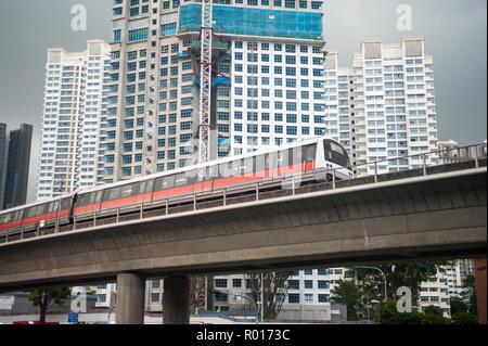 République de Singapour, une scène de rue avec un véhicule léger sur rail Banque D'Images