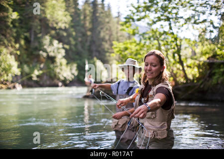 L'enseignement de l'instructeur jeune homme à pêcher Banque D'Images