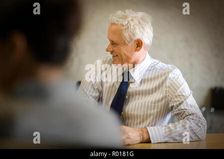 Adulte mature businessman avec des collègues dans un bureau. Banque D'Images