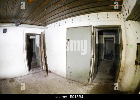 Abandonné et dévasté de l'intérieur de la fortification de défense côtière de la guerre froide dans l'hôtel, la Pologne. Banque D'Images