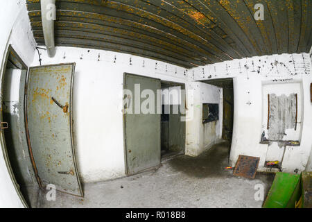 Abandonné et dévasté de l'intérieur de la fortification de défense côtière de la guerre froide dans l'hôtel, la Pologne. Banque D'Images