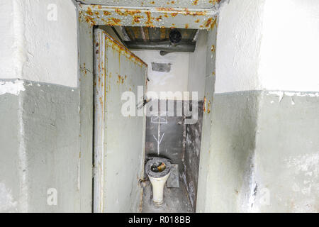 Abandonné et dévasté de l'intérieur de la fortification de défense côtière de la guerre froide dans l'hôtel, la Pologne. Banque D'Images