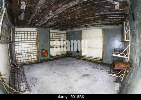 Abandonné et dévasté de l'intérieur de la fortification de défense côtière de la guerre froide dans l'hôtel, la Pologne. Banque D'Images