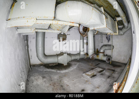 Abandonné et dévasté de l'intérieur de la fortification de défense côtière de la guerre froide dans l'hôtel, la Pologne. Banque D'Images