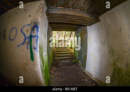 Abandonné et dévasté de l'intérieur de la fortification de défense côtière de la guerre froide dans l'hôtel, la Pologne. Banque D'Images