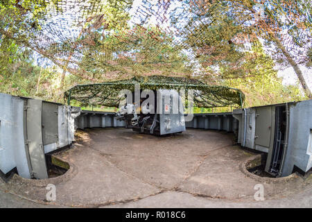 130 mm B-13 retraite Guerre froide arme de défense côtière soviétique de marine polonaise dans l'hôtel, la Pologne, maintenant accessible dans le cadre de musée de la défense côtière. Banque D'Images