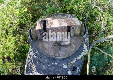 Tourelle blindés abandonnés de télémétriques de l'artillerie de défense côtière de la marine polonaise dans l'hôtel, la Pologne. Banque D'Images