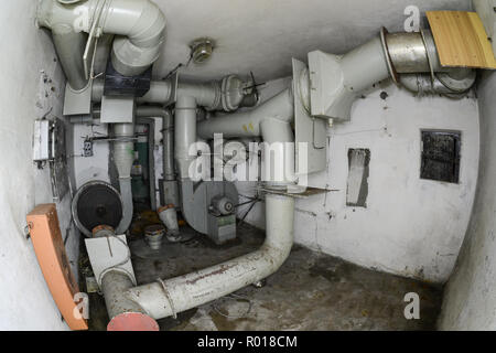 Salle du filtre de l'abandon de l'âge de la guerre froide à l'épreuve nucléaire souterrain de défense côtière bunker dans Hel, Pologne. Banque D'Images