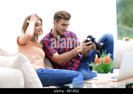 Happy young couple vérifie photos sur photos l'appareil photo Banque D'Images