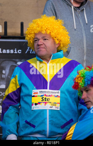 Scouser stéréotypée d'une perruque jaune Frisé prêt à prendre part à l'Scouse 5k fun run 2018 Banque D'Images