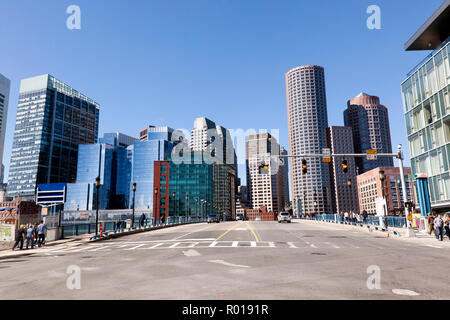 Skyline de Seaport Boston Massachusetts USA pont boulevard Banque D'Images