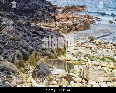 Plage de Porth Nanven, parfois appelé oeuf de dinosaure à cause de la plage de galets ronds couvrant la plage, Cornwall, UK Banque D'Images