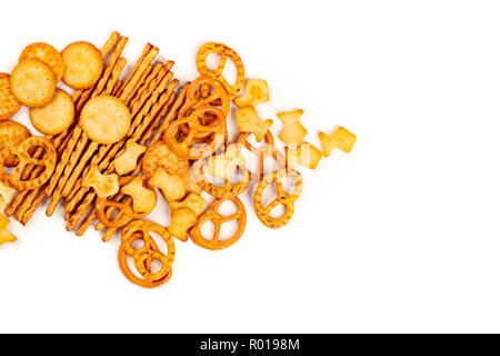 Une photo d'un assortiment de sel des craquelins, des bâtons, des bretzels, et poissons, tourné par le haut sur un fond blanc avec copie espace Banque D'Images