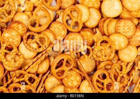 Une photo d'un grand nombre de sel des craquelins, des bâtons, des bretzels, et poissons, tourné à partir du haut, une partie de la texture des collations Banque D'Images