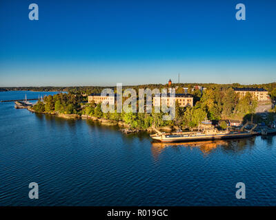 18 Septembre 2018 : Stockholm, Suède - Vue de certaines des îles de l'archipel de Stockholm à partir d'un bateau de croisière qu'il navigue dans le port au lever du soleil, Banque D'Images