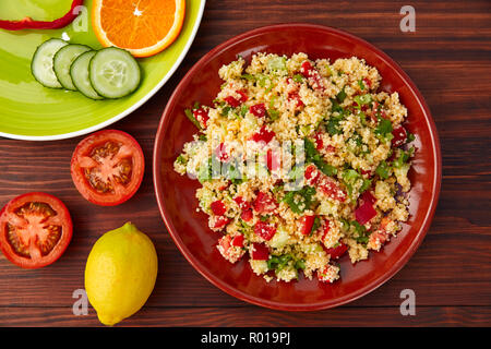Tabule salade de couscous aux légumes frais Banque D'Images