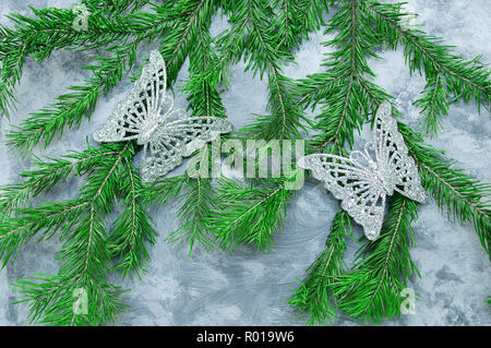 Décorations de Noël d'un papillon sur un arbre de Noël. Sur un fond de béton. Banque D'Images
