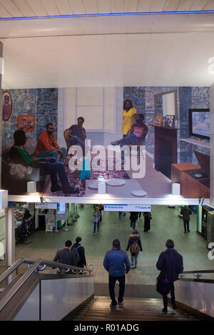 Nigerian-American artiste Njideka Akunyili Crosby's 'murales restent, prospères", à la station de métro de Londres à Brixton, présente trois générations de Banque D'Images