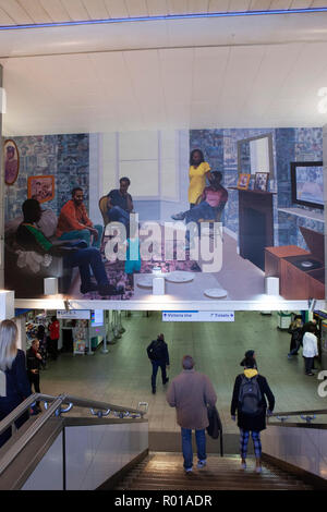 Nigerian-American artiste Njideka Akunyili Crosby's 'murales restent, prospères", à la station de métro de Londres à Brixton, présente trois générations de Banque D'Images