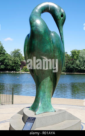 Statue en bronze d'Isis, la déesse égyptienne de la nature, par Simon Gudgeon, à côté de la Serpentine Lake dans les jardins de Kensington, Londres Banque D'Images