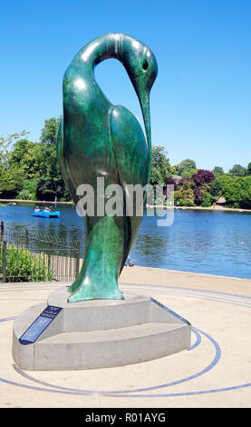 Statue en bronze d'Isis, la déesse égyptienne de la nature, par Simon Gudgeon, à côté de la Serpentine Lake dans les jardins de Kensington, Londres Banque D'Images