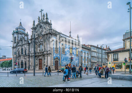 L'église des Carmélites (Igreja dos Carmelitas Descalços, à gauche) et l'Église Carmo (Igreja do Carmo), Porto, Portugal. Banque D'Images