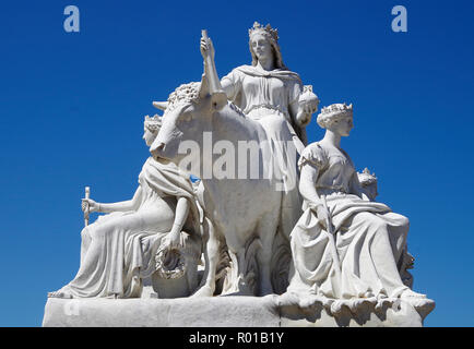 Sculpture représentant l'Europe, par Patrick MacDowell, sur le socle de l'Albert Memorial, dans Kensington Gardens, Londres, dans la mémoire du Prince Albert Banque D'Images