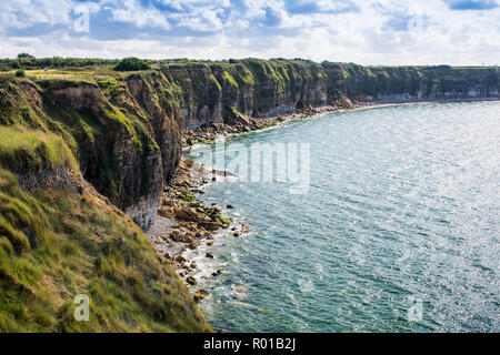 Pointe du Hoc Falaise. Pointe du Hoc s un promontoire avec un 100 ft (30 m) falaise surplombant la Manche sur la côte de la Normandie, dans le nord de Fran Banque D'Images