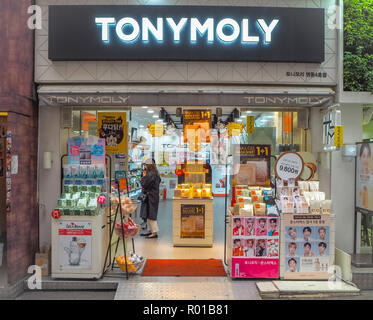 Octobre 2018 - Séoul, Corée du Sud : le magasin de la marque de cosmétiques de la Corée du Sud, dans le quartier commerçant de Myeongdong Tonymoly à Séoul Banque D'Images