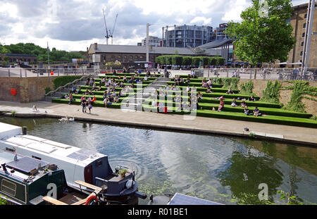 Terrasses plein sud, partie de grenier place, face à l'Regent's Canal, re-développement du paysage industriel de King's Cross backlands Banque D'Images