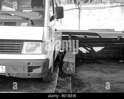 Voiture abandonnée dans la zone industrielle au printemps, Moscou Banque D'Images