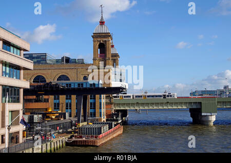 Cannon Street Station, avec la station du transport en commun Quai Walbrook, transférer dans des conteneurs à ordures de barges, pour l'expédition de descente pour l'incinération Banque D'Images