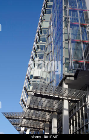 Détail de la Shard, le plus haut bâtiment de la Grande-Bretagne, avec couverture en verre au-dessus de l'entrée le blindage des passants de l'eau de pluie sur la façade Banque D'Images