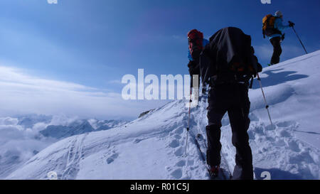 Plusieurs randonneurs randonnée pédestre et grimper à un pic de montagne en Suisse, sur une belle journée d'hiver Banque D'Images