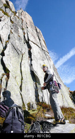 Guide de montagne alpiniste sur une route de granit raide dans les Alpes de Suisse sur une belle journée Banque D'Images