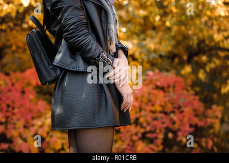 Portrait de femme et sac à dos noir élégant. Banque D'Images