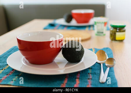 Table à manger pour deux avec deux boules rouges Banque D'Images