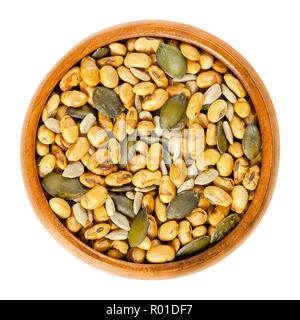 Snack-mix dans bol en bois. Les fèves de soja, graines de citrouille et de tournesol, rôti croustillant et légèrement salé, utilisé comme collation. Banque D'Images